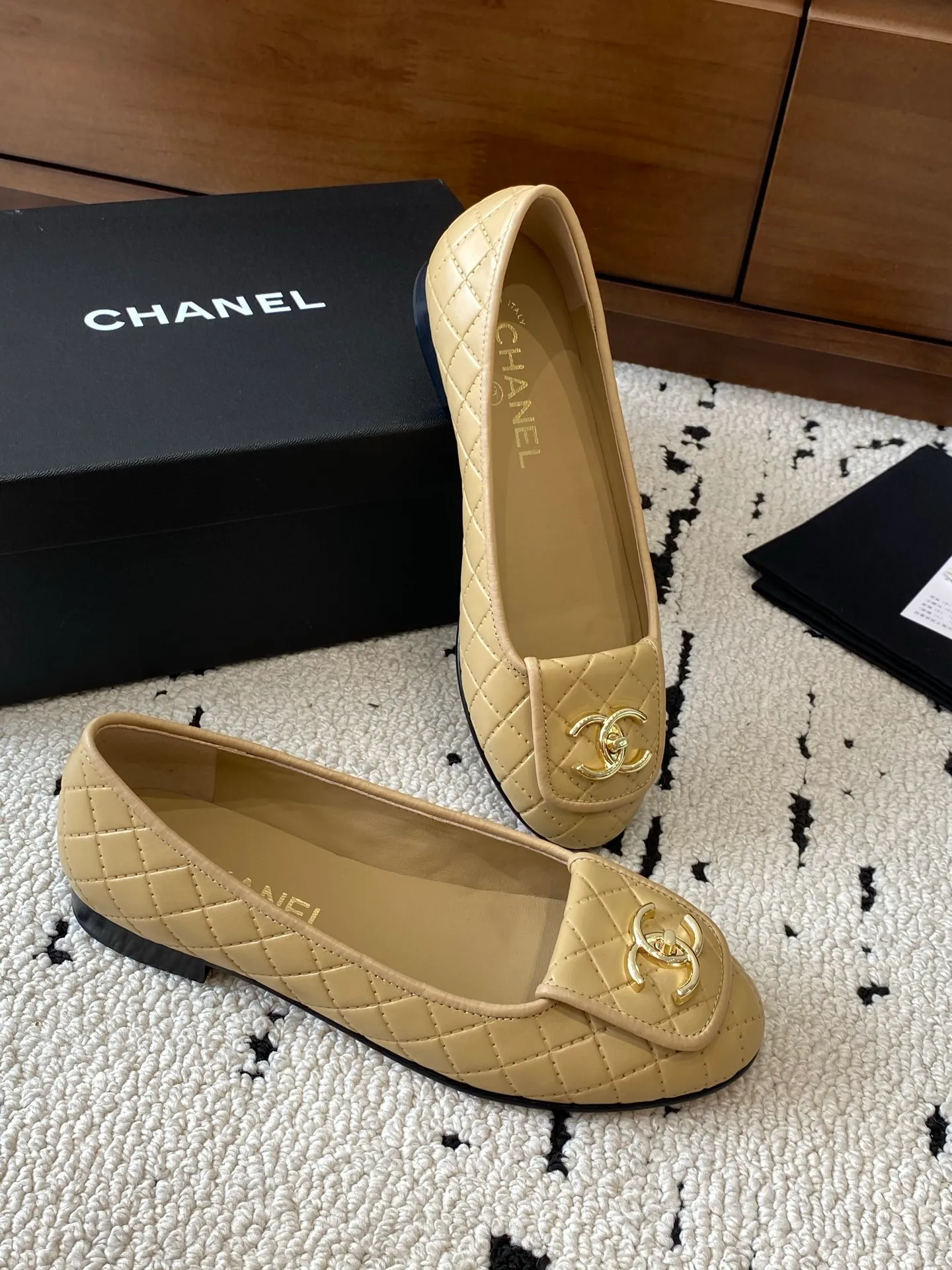 👟👟Ex-factory price 580👟👟 🍀CHANEL2025 new autumn and winter style, Mary Jane leather Chanel Xiaoxiang C home flat shoes Comfortable Mary Jane shoes Catwalk haute couture customization, simple yet sweet and playful Solid color fabric is refreshing and easy to wear Buckle design shoes are more heeling Upper: Customized sheepskin Inner foot pad: sheepskin Sole: Italian genuine leather sole Code number: 35-40 (40 customized items are non-refundable) 👉 👉